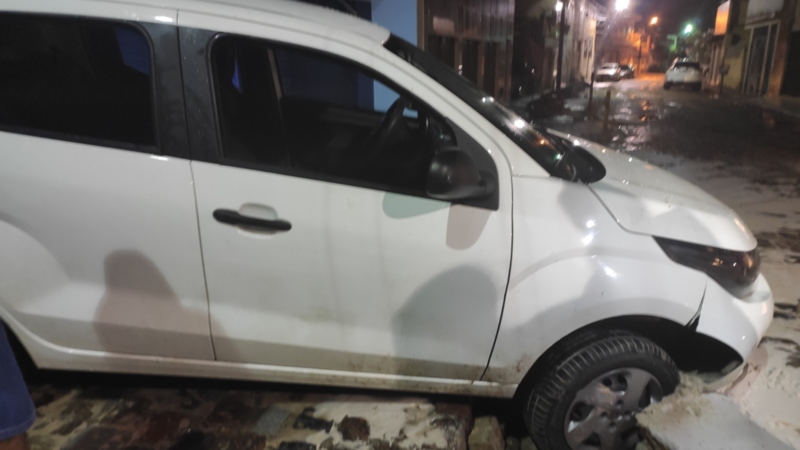 Notícia » São Sebastião do Passé: Rua sede com serviço da Embasa e carro fica preso em  cratera.