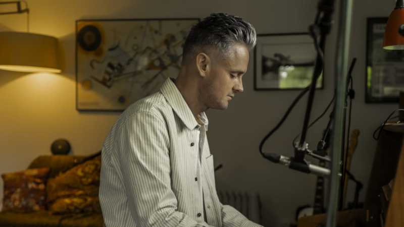 Notícia » Tom Chaplin lança o single "Overshoot"