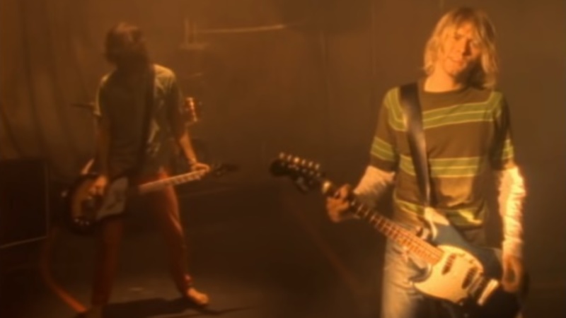 Guitarra usada por Kurt Cobain no clipe de ‘Smells Like Teen Spirit’ é leiloada por quantia milionária