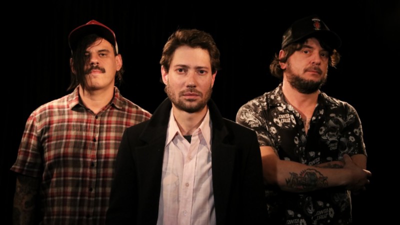 Notícia » Com riffs marcantes e letra sobre relacionamento, She is Dead lança novo single "All the monsters"