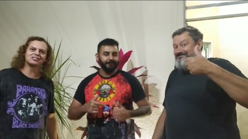 Notícia » Pinga Com Groselha Apresenta novo baixista com estilo.